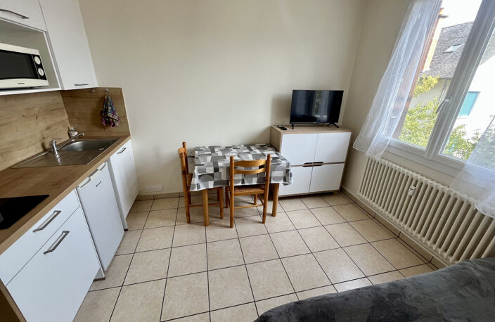 RODEZ   CENTRE-VILLE   STUDIO MEUBLÉ - 320 € CHARGES COMPRISES : EAU + CHAUFFAGE — photo 5