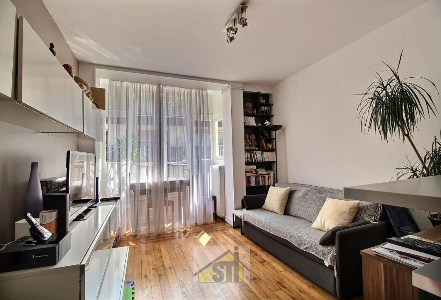 Quartier Montsouris / Alesia 2 Pièces, location Meublée Au 4 — photo 1
