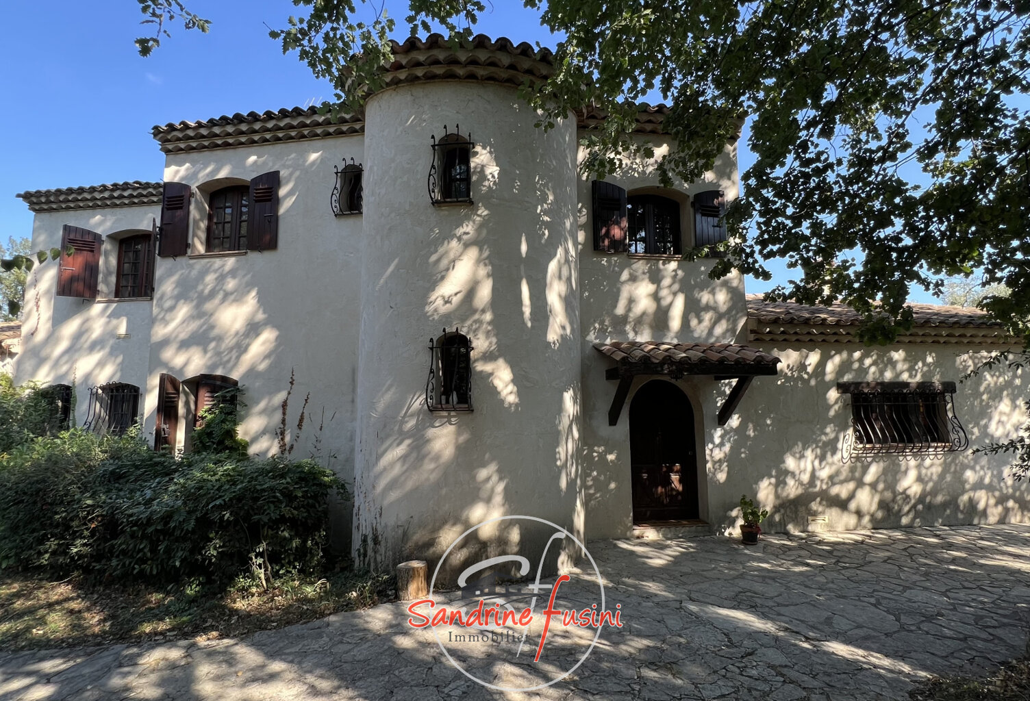 VILLA DE CARACTERE - BEAUX VOLUMES - PISCINE ET TERRAIN — photo 1