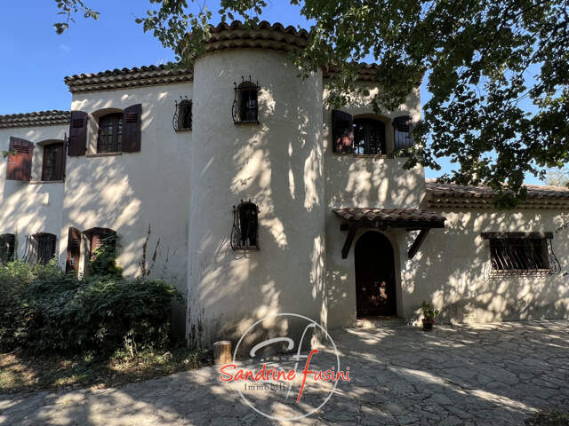 VILLA DE CARACTERE - BEAUX VOLUMES - PISCINE ET TERRAIN — photo du bien