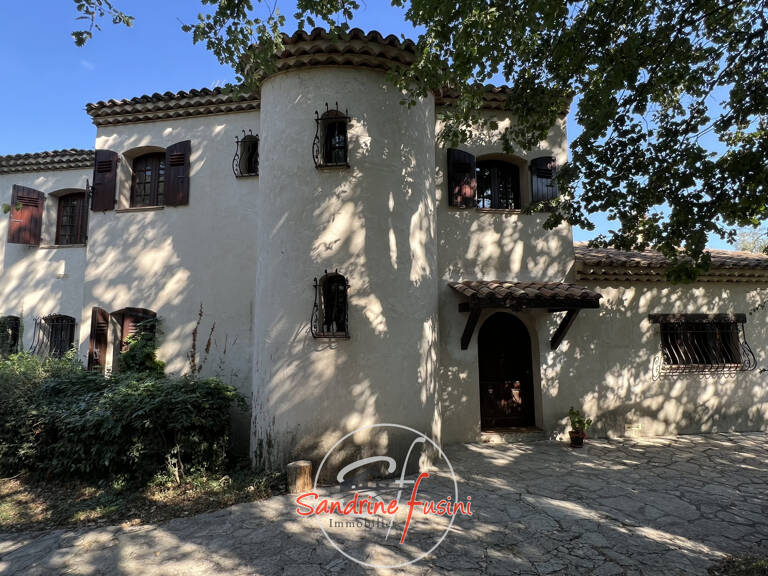 VILLA DE CARACTERE - BEAUX VOLUMES - PISCINE ET TERRAIN — photo 1
