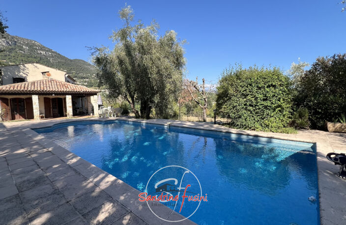 VILLA DE CARACTERE - BEAUX VOLUMES - PISCINE ET TERRAIN — photo 2