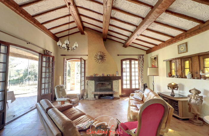 VILLA DE CARACTERE - BEAUX VOLUMES - PISCINE ET TERRAIN — photo 3