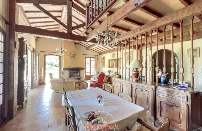 VILLA DE CARACTERE - BEAUX VOLUMES - PISCINE ET TERRAIN — photo 4