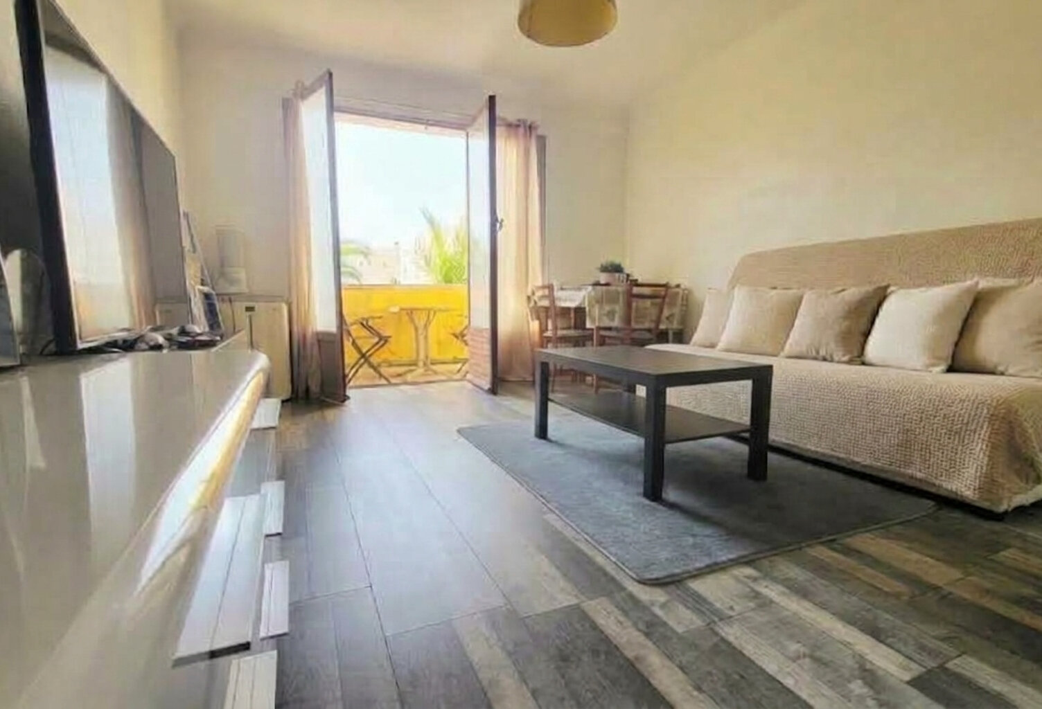SAINT-RAPHAEL  GRAND STUDIO AVEC BALCON ET CAVE — photo 1