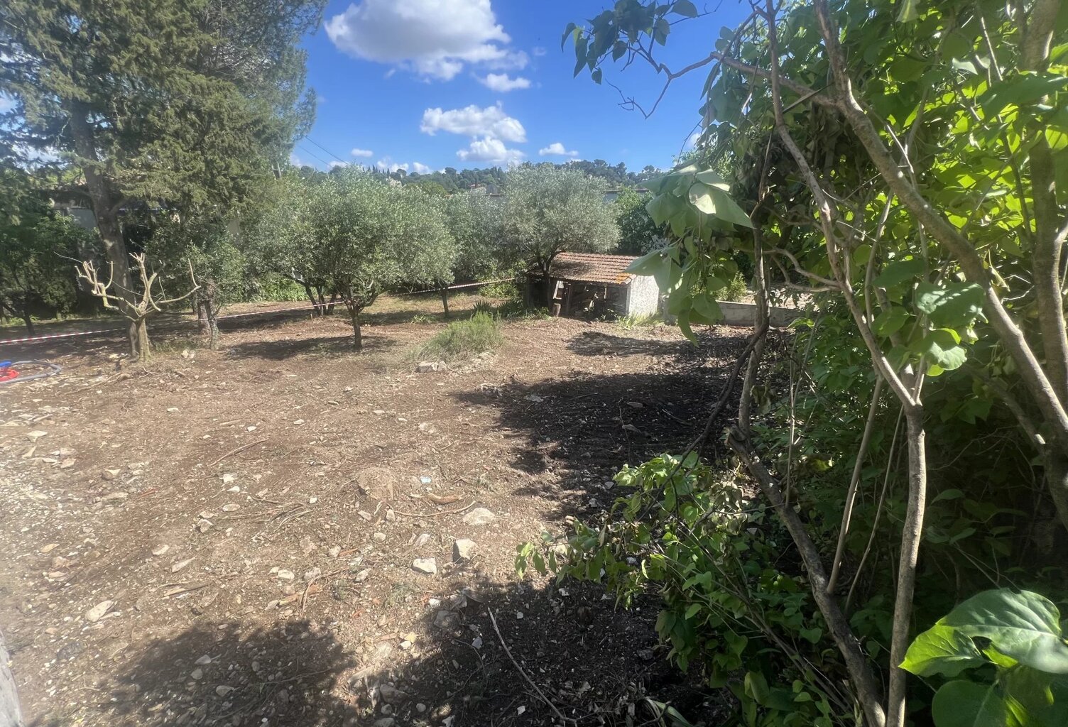 Nîmes, quartier route d'Uzès, terrain 375m² constructible viabilisé,40% d'emprise au sol — photo 1