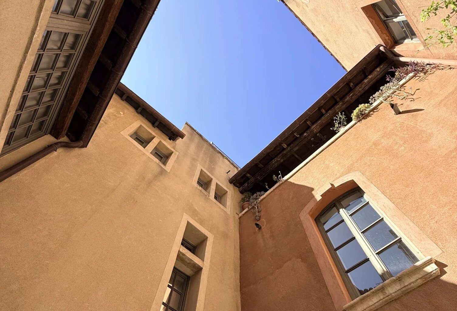 Nîmes, centre-ville, Ilot Littré, appartement 70m2, terrasse 7m2, 1 ch, 1er étage — photo 1