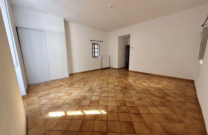 Nîmes, centre-ville, Ilot Littré, appartement 70m2, terrasse 7m2, 1 ch, 1er étage — photo 2
