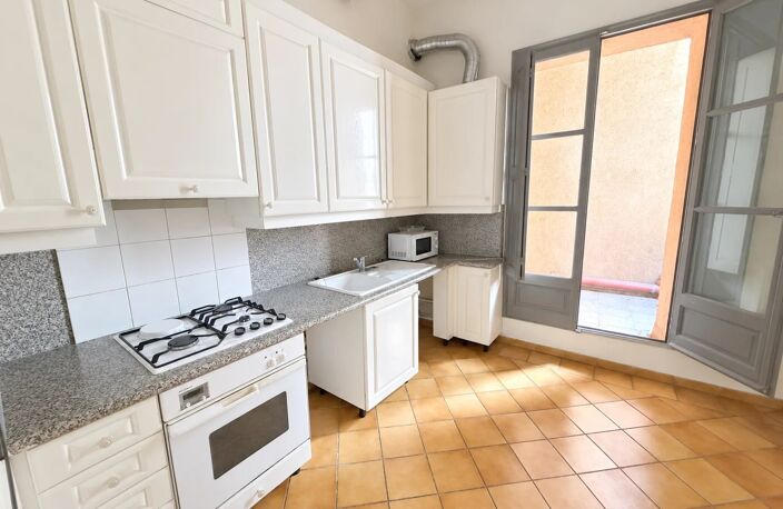 Nîmes, centre-ville, Ilot Littré, appartement 70m2, terrasse 7m2, 1 ch, 1er étage — photo 4
