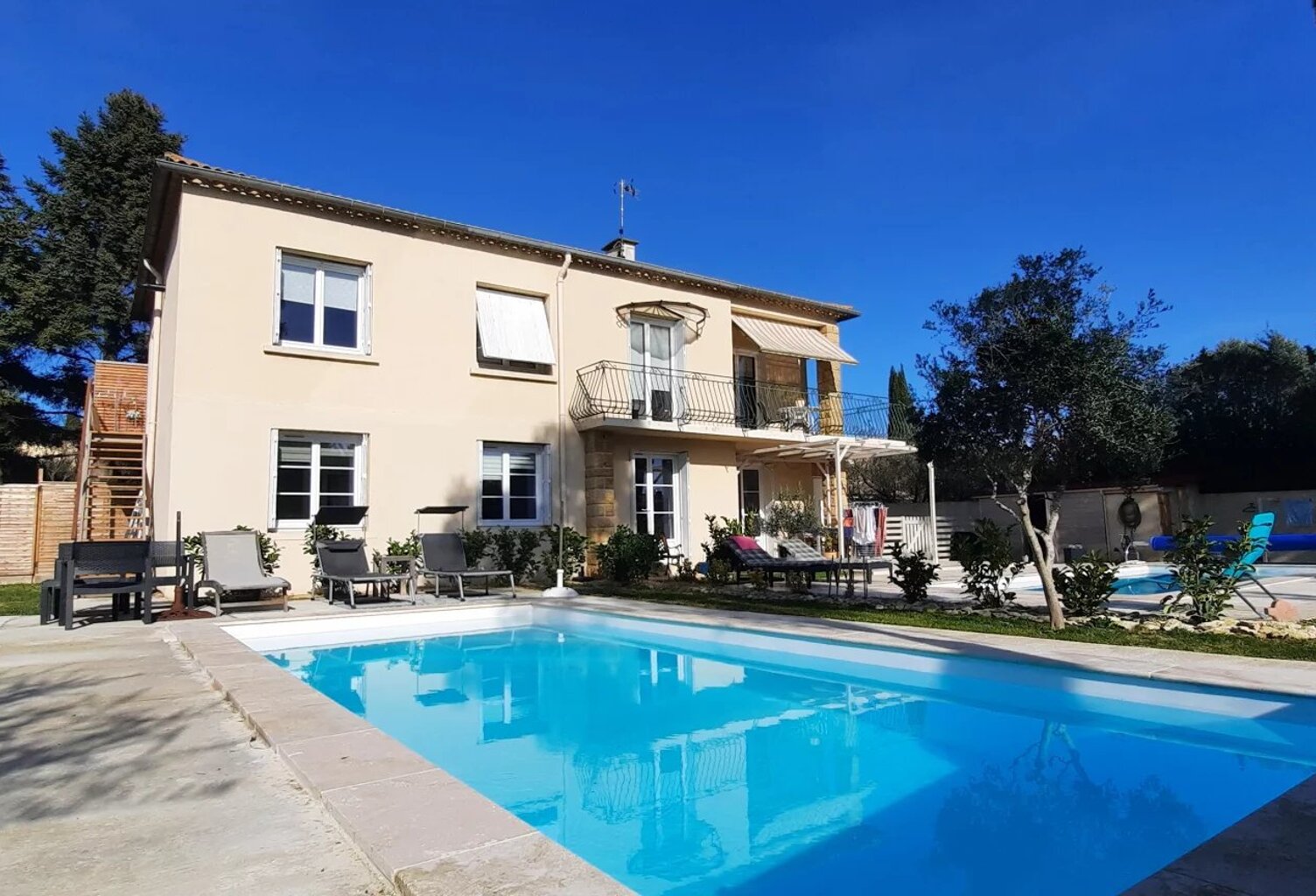 Uzès, propriété rentable, 236m² , 3 logements (7 chs + 1 mezzanine) sur parcelle de 1700m² avec 3 piscines à 7 — photo 1
