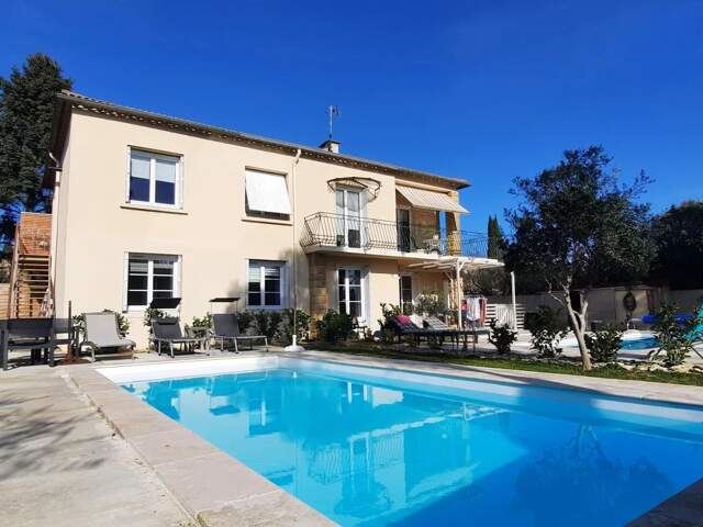 Uzès, propriété rentable, 236m² , 3 logements (7 chs + 1 mezzanine) sur parcelle de 1700m² avec 3 piscines à 7 — photo du bien