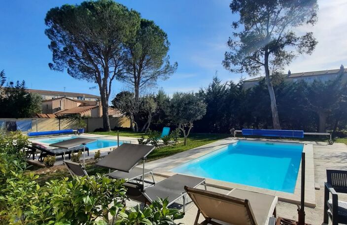 Uzès, propriété rentable, 236m² , 3 logements (7 chs + 1 mezzanine) sur parcelle de 1700m² avec 3 piscines à 7 — photo 2