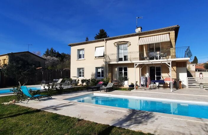 Uzès, propriété rentable, 236m² , 3 logements (7 chs + 1 mezzanine) sur parcelle de 1700m² avec 3 piscines à 7 — photo 3