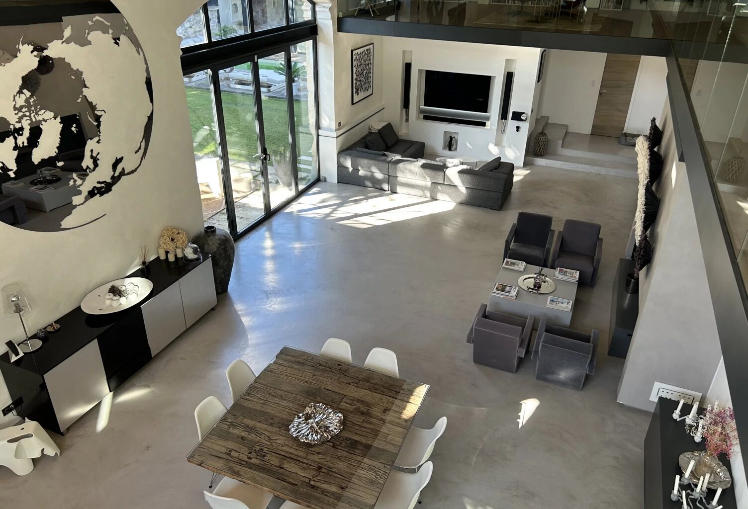 Aimargues, maison de village luxueuse, 551m2, 5 chs et bureau, piscine intérieure et extérieure, salle de réunion, sport, danse, cinéma, spa, hammam, aucun vis à vis — photo 1