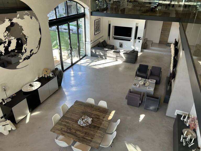Aimargues, maison de village luxueuse, 551m2, 5 chs et bureau, piscine intérieure et extérieure, salle de réunion, sport, danse, cinéma, spa, hammam, aucun vis à vis — photo 1