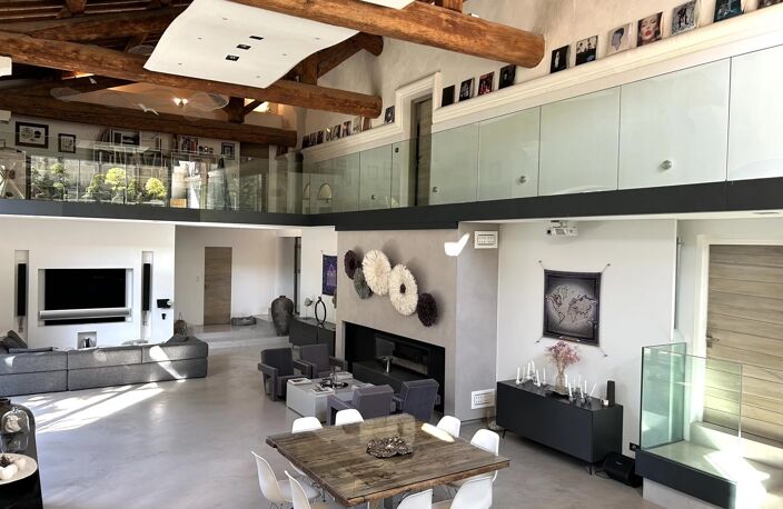 Aimargues, maison de village luxueuse, 551m2, 5 chs et bureau, piscine intérieure et extérieure, salle de réunion, sport, danse, cinéma, spa, hammam, aucun vis à vis — photo 2
