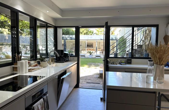 Aimargues, maison de village luxueuse, 551m2, 5 chs et bureau, piscine intérieure et extérieure, salle de réunion, sport, danse, cinéma, spa, hammam, aucun vis à vis — photo 4