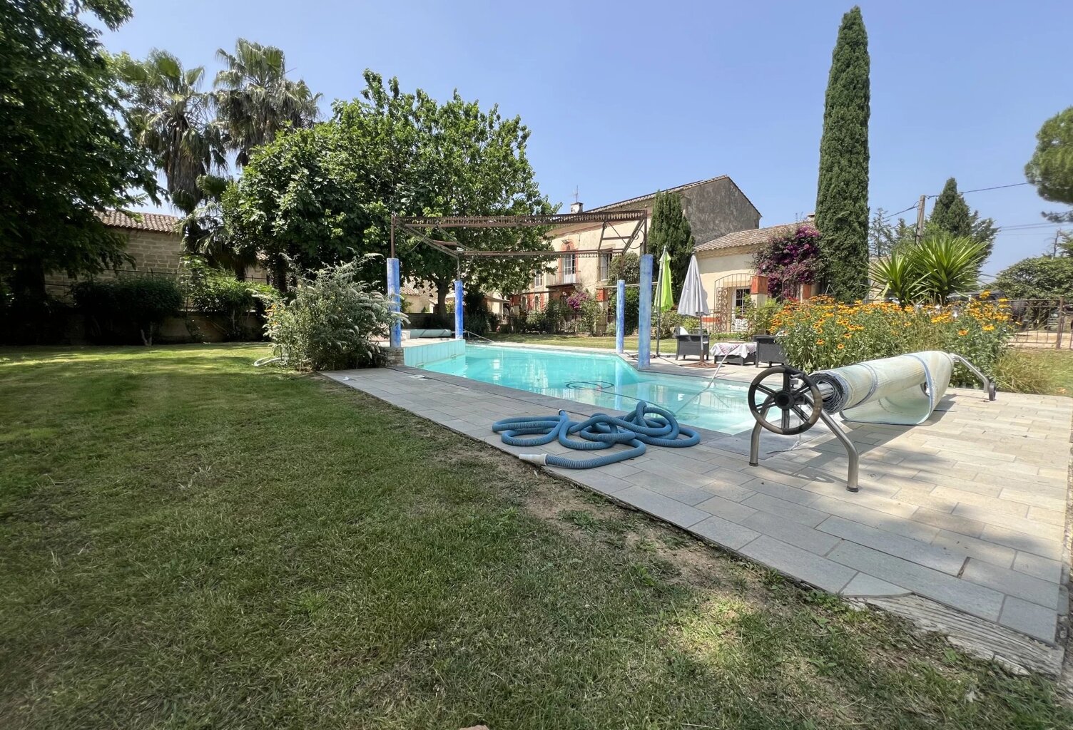 Cailar, Mas 380m² plus 120m² de combles à aménager, 6chs sur parcelle 8000m² avec piscine — photo 1