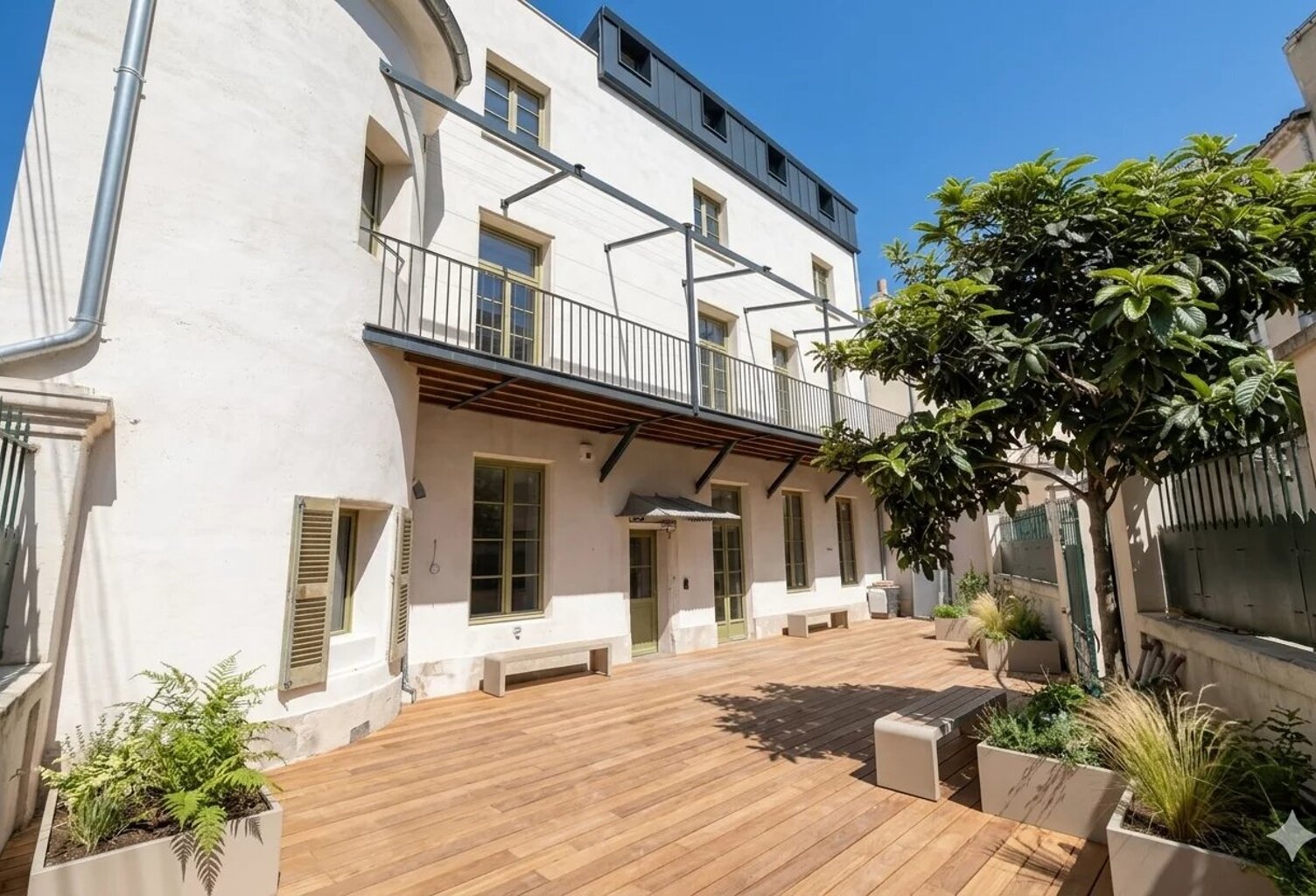 Nîmes centre-ville, quartier Carnot, appartement duplex 167m²,4 chs, terrasse 32m², ascenseur, parking en sus — photo 1