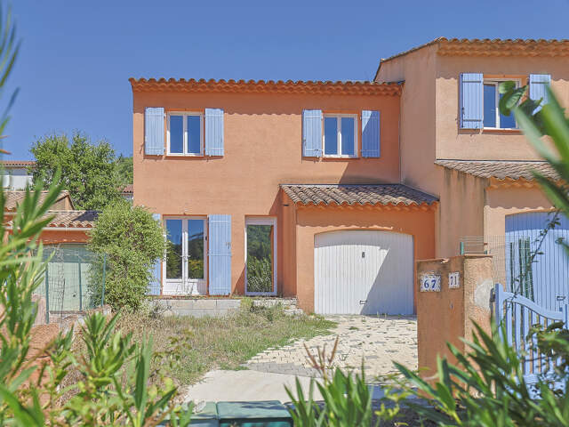 Villa T4 de 99m2 habitables avec garage sur 299m2 de terrain. — photo du bien