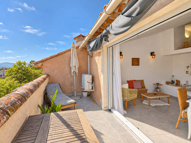 Appartement T2 de 32,78m2 loi carrez entièrement rénové avec terrasse tropézienne ! — photo du bien