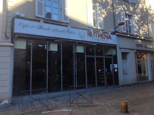 Local commercial 52 m² – Centre-ville historique – Belle visibilité — photo du bien