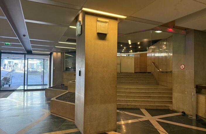 Saint-Cloud – Bureau 18 m² lumineux et climatisé – Centre d'affaires – 79 800 € — photo 4