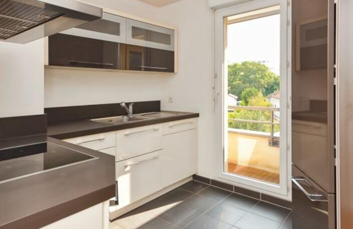 CHATILLON T6 ANDRE MALRAUX - 7 MIN METRO L13 - 4P DERNIER ETAGE - CALME - VUE DEGAGEE - 79,40 M² CARREZ - 82,3 M² AU SOL - 5 MIN CENTRE VILLE - RESIDENCE DE STANDING - ASCENSEUR - CAVE- DOUBLE PARKING — photo 2