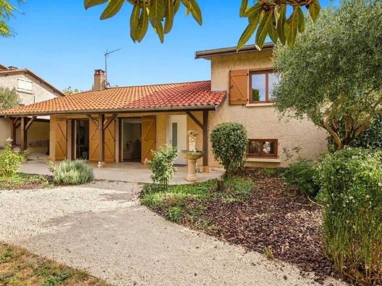 Maison familiale de 226 m² avec grand jardin, espace bien-être et préau semi-ouvert à Saint-Genis-Laval — photo 1