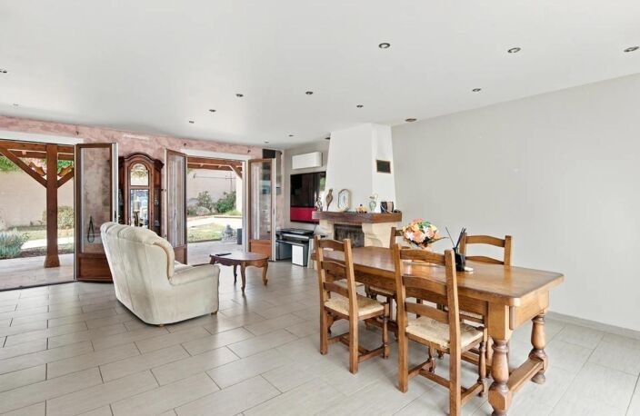 Maison familiale de 226 m² avec grand jardin, espace bien-être et préau semi-ouvert à Saint-Genis-Laval — photo 4