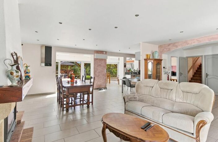 Maison familiale de 226 m² avec grand jardin, espace bien-être et préau semi-ouvert à Saint-Genis-Laval — photo 5