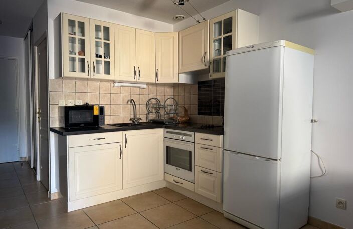 DUPLEX À LOUER - T2 meublé avec parking - SAINT MARTIN DE CRAU — photo 3