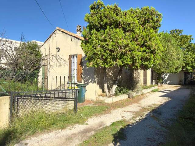 Maison plain pied avec jardin et garages au calme — photo du bien