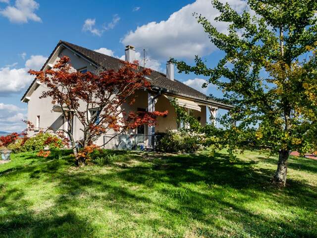 Jolie maison avec grand terrain — photo du bien
