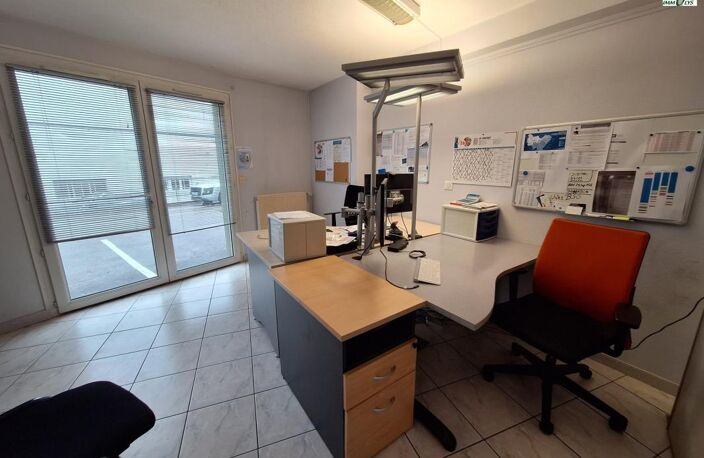 LOCAL COMMERCIAL DE 76,60 m² AVEC 3 PLACES DE PARKING — photo 2