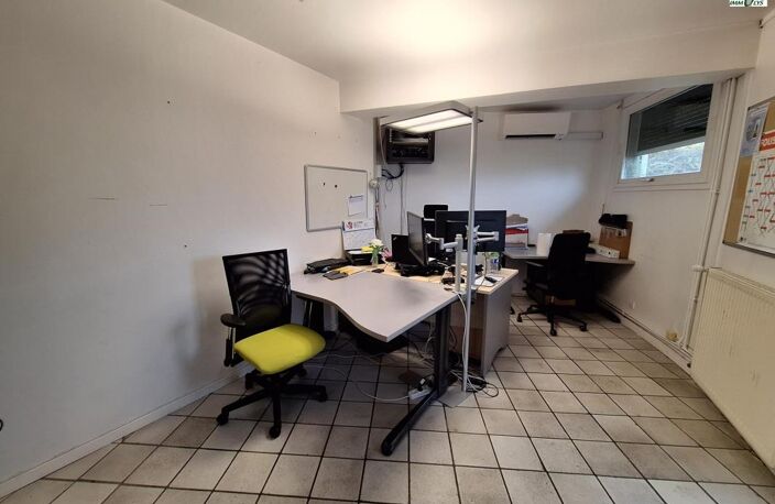 LOCAL COMMERCIAL DE 76,60 m² AVEC 3 PLACES DE PARKING — photo 3