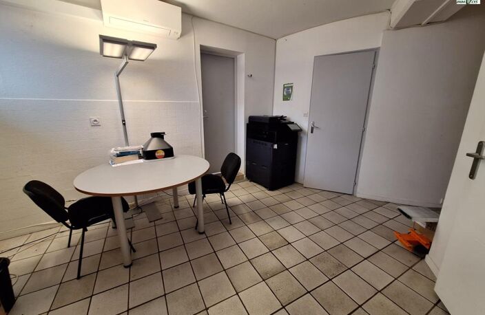 LOCAL COMMERCIAL DE 76,60 m² AVEC 3 PLACES DE PARKING — photo 4