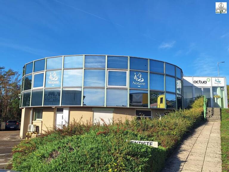 LOCAL COMMERCIAL DE 76,60 m² AVEC 3 PLACES DE PARKING — photo 1