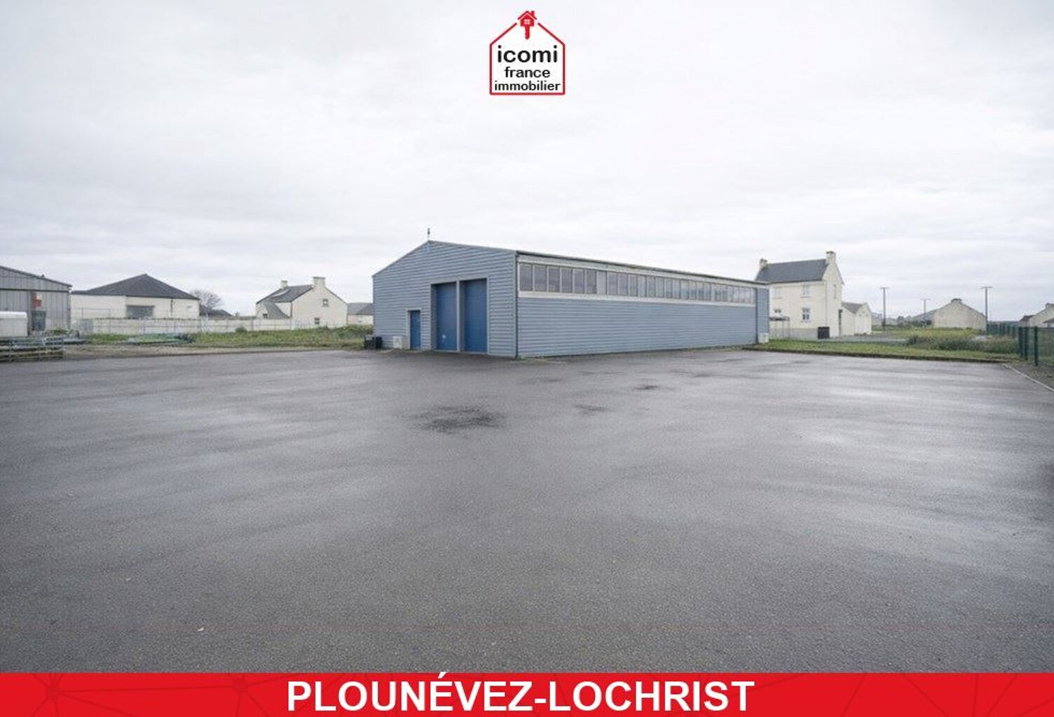 FINISTERE - Plounévez-Lochrist (29430) -  VENDRE - LOCAL DE 370 M2 AVEC BUREAU ET ESPACE DE VENTE  - EMPLACEMENT STRATÉGIQUE - POSSIBILITE ACTIVITE GARAGE OU AUTRES - STATIONNEMENT — photo 1