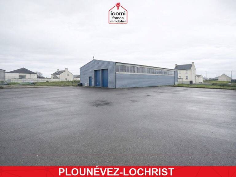 FINISTERE - Plounévez-Lochrist (29430) -  VENDRE - LOCAL DE 370 M2 AVEC BUREAU ET ESPACE DE VENTE  - EMPLACEMENT STRATÉGIQUE - POSSIBILITE ACTIVITE GARAGE OU AUTRES - STATIONNEMENT — photo 1