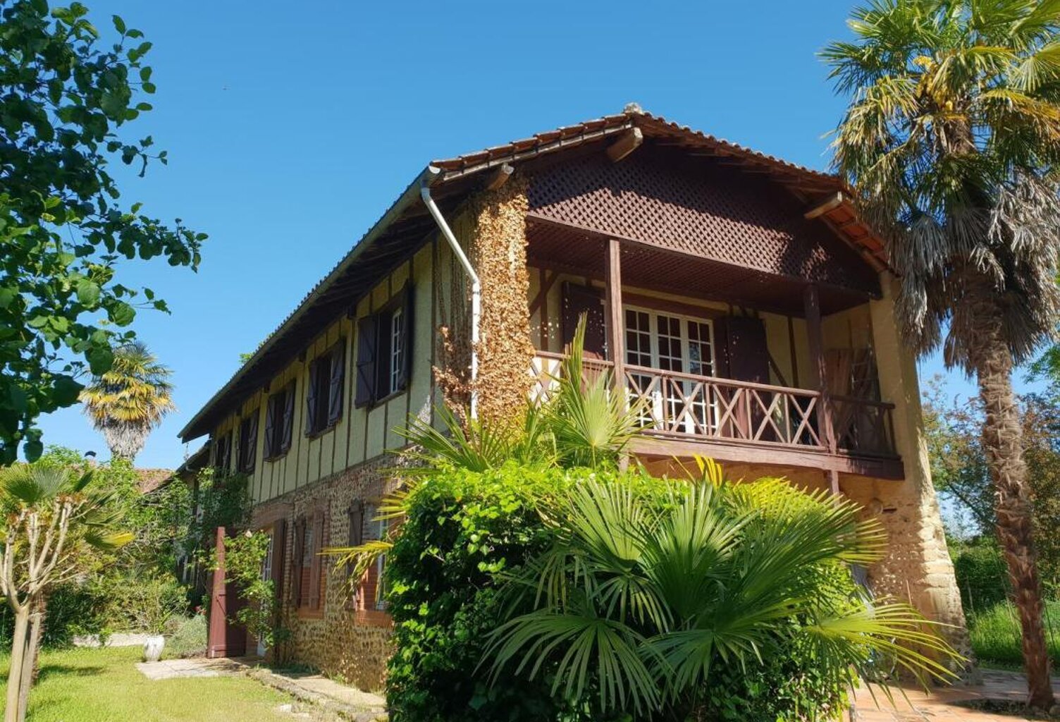 A vendre, Trie-sur-Baïse (Hautes-Pyrénées): Maison rénovée de 1776 avec balcon, terrasse d'été, garage et jardin de 1.834m². Petite distance à pied de la ville et des commerces — photo 1