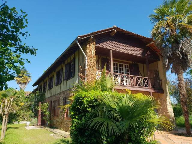 A vendre, Trie-sur-Baïse (Hautes-Pyrénées): Maison rénovée de 1776 avec balcon, terrasse d'été, garage et jardin de 1.834m². Petite distance à pied de la ville et des commerces — photo du bien