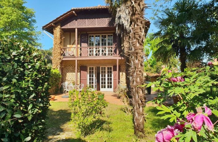 A vendre, Trie-sur-Baïse (Hautes-Pyrénées): Maison rénovée de 1776 avec balcon, terrasse d'été, garage et jardin de 1.834m². Petite distance à pied de la ville et des commerces — photo 2