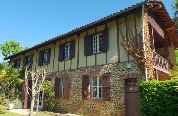 A vendre, Trie-sur-Baïse (Hautes-Pyrénées): Maison rénovée de 1776 avec balcon, terrasse d'été, garage et jardin de 1.834m². Petite distance à pied de la ville et des commerces — photo 4
