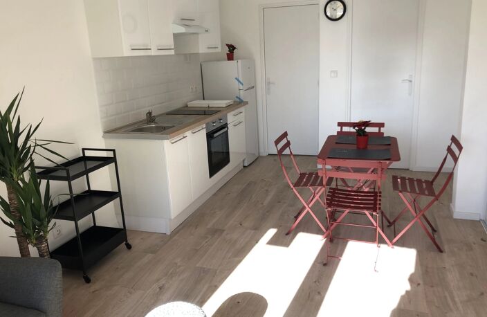LOCATION MEUBLEE - APPARTEMENT - EOURES - MARSEILLE 13011 - TYPE — photo 2