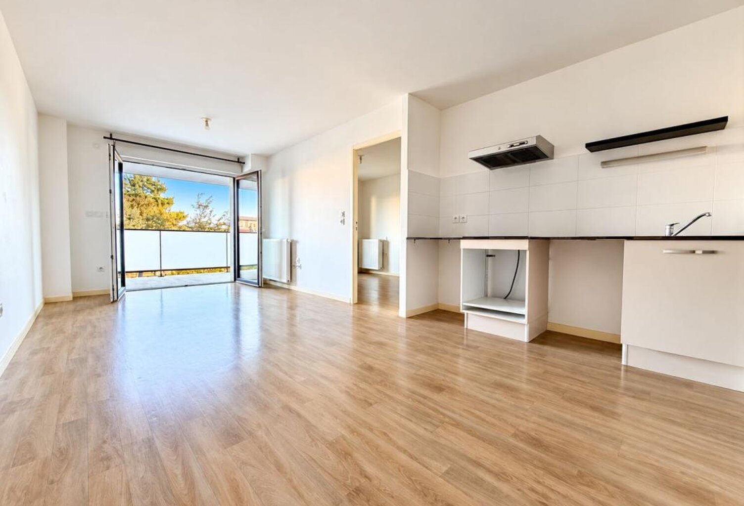 LA ROCHELLE – Appartement T2 avec grand balcon, parking sécurisé et cellier — photo 1