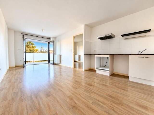 LA ROCHELLE – Appartement T2 avec grand balcon, parking sécurisé et cellier — photo du bien
