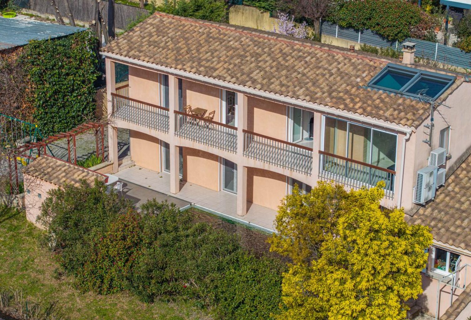 Maison de 3 Appartements avec piscine et garage — photo 1