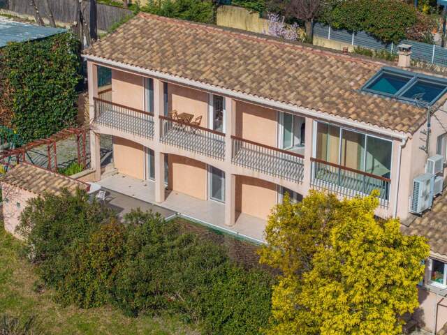Maison de 3 Appartements avec piscine et garage — photo du bien