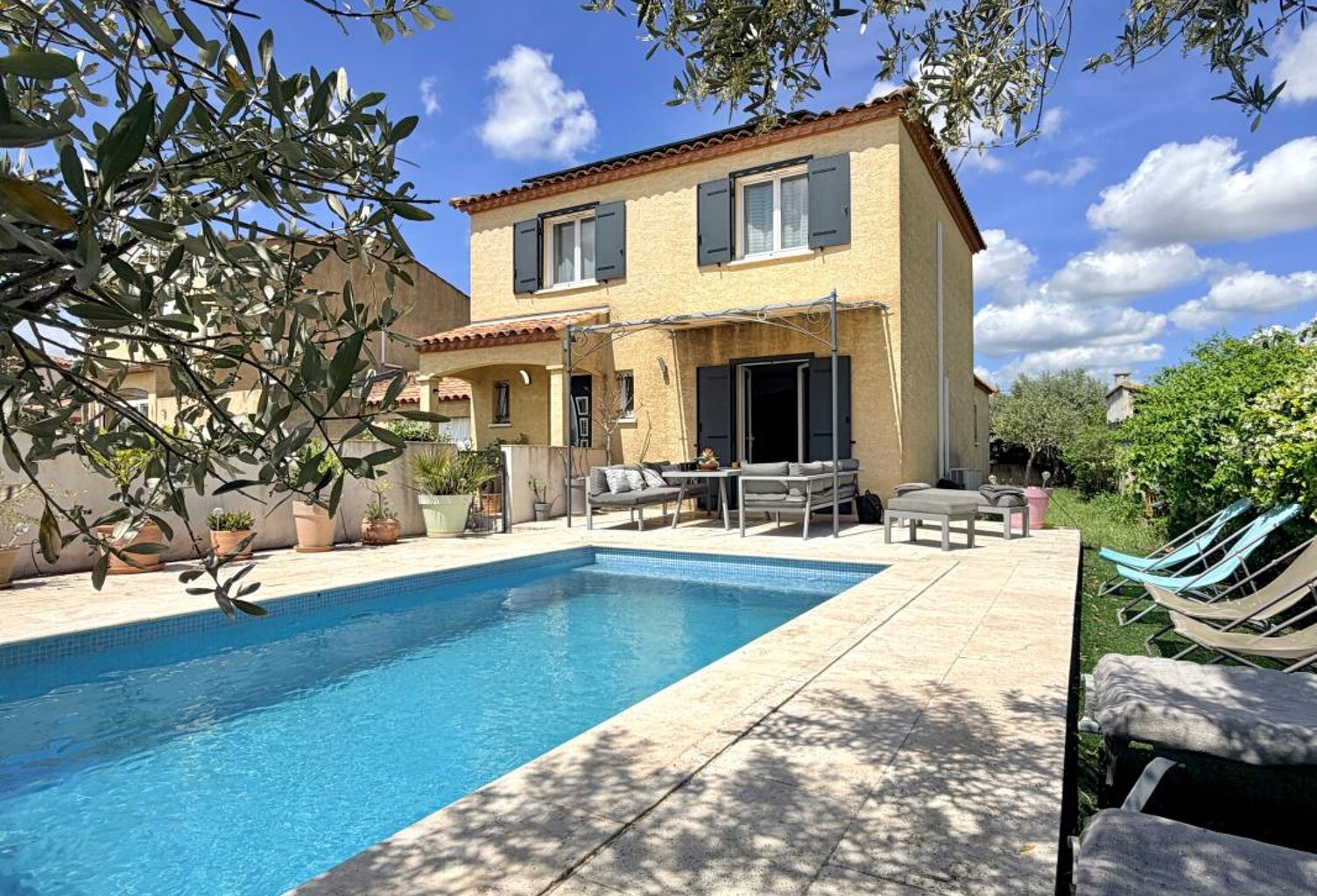 Maison familiale avec piscine et garage — photo 1